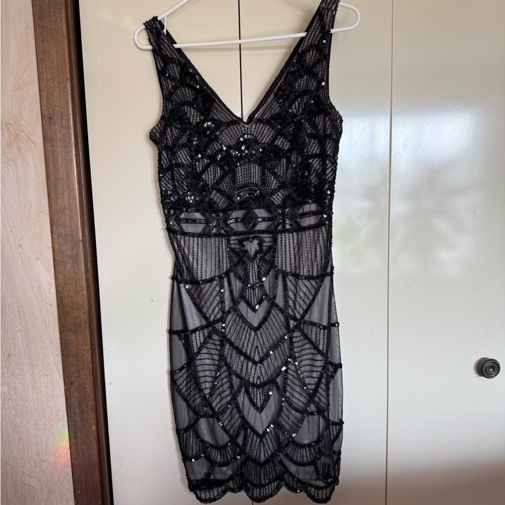 JS Collections Black and Tan Sleeveless V-Neck Sheath Dress